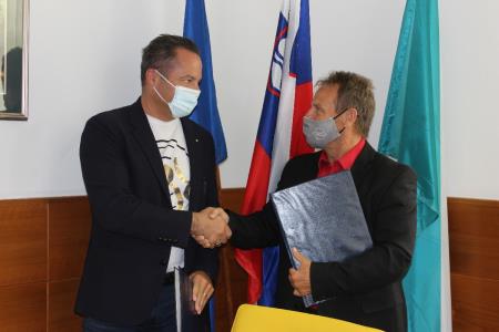 PODPIS POGODBE ZA GRADNJO ŠPORTNE DVORANE BOVEC 6